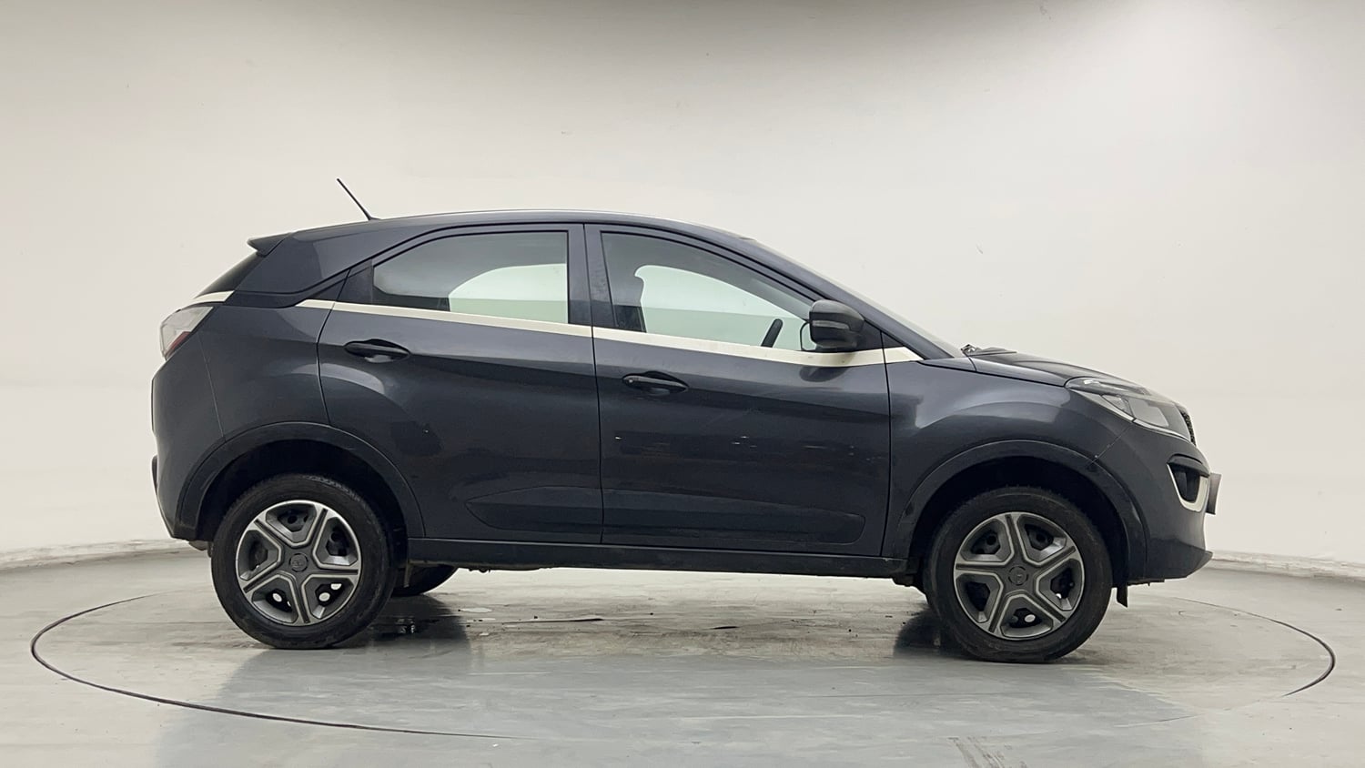 Used 2018 Tata Nexon XM Petrol Manual exterior RIGHT SIDE VIEW