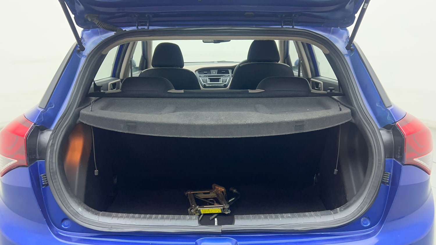 Used 2014 Hyundai Elite i20 Sportz 1.2 Petrol Manual interior DICKY INSIDE VIEW