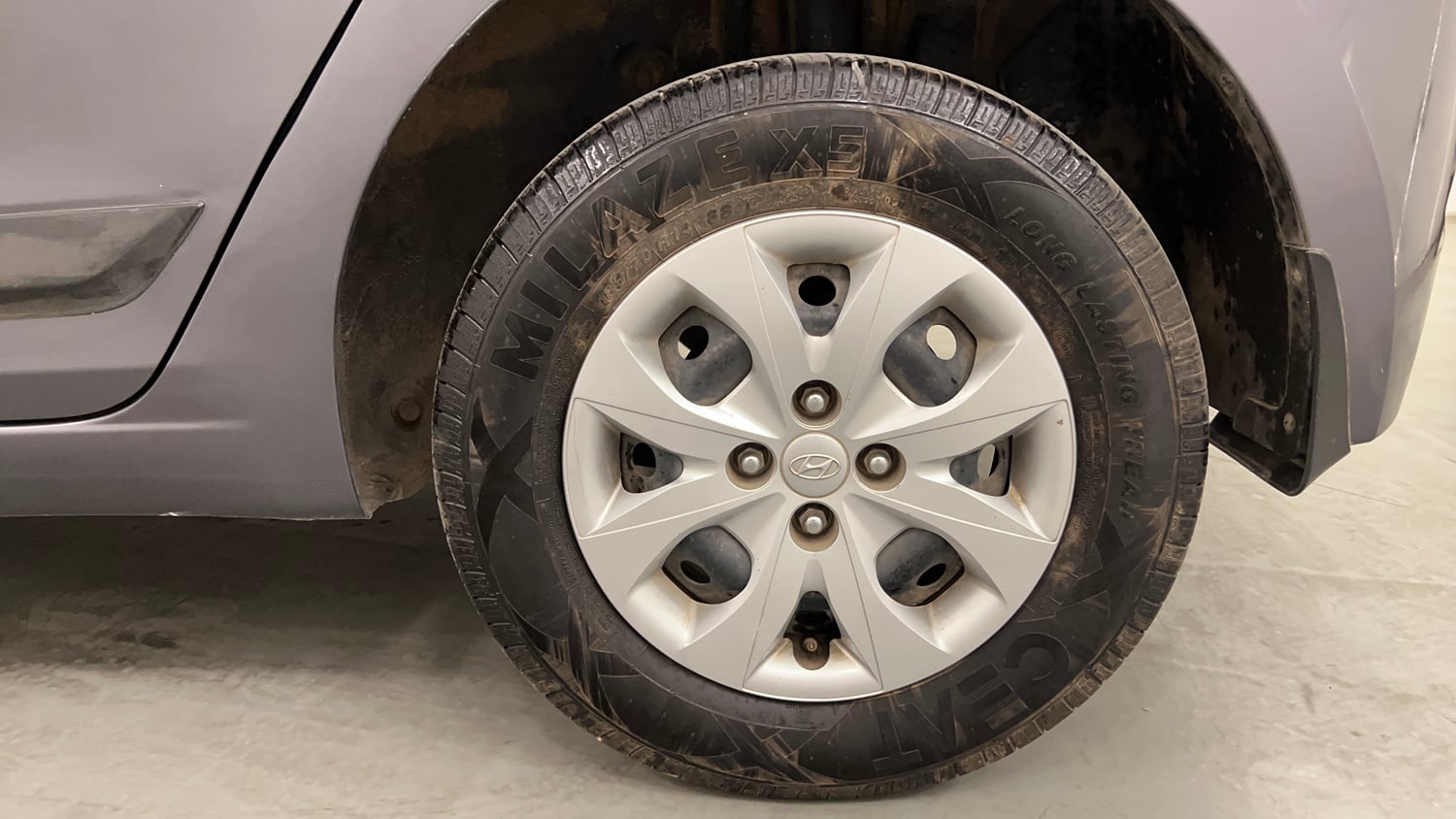 Used 2015 Hyundai Elite i20 Sportz 1.2 Petrol Manual tyres LEFT REAR TYRE RIM VIEW