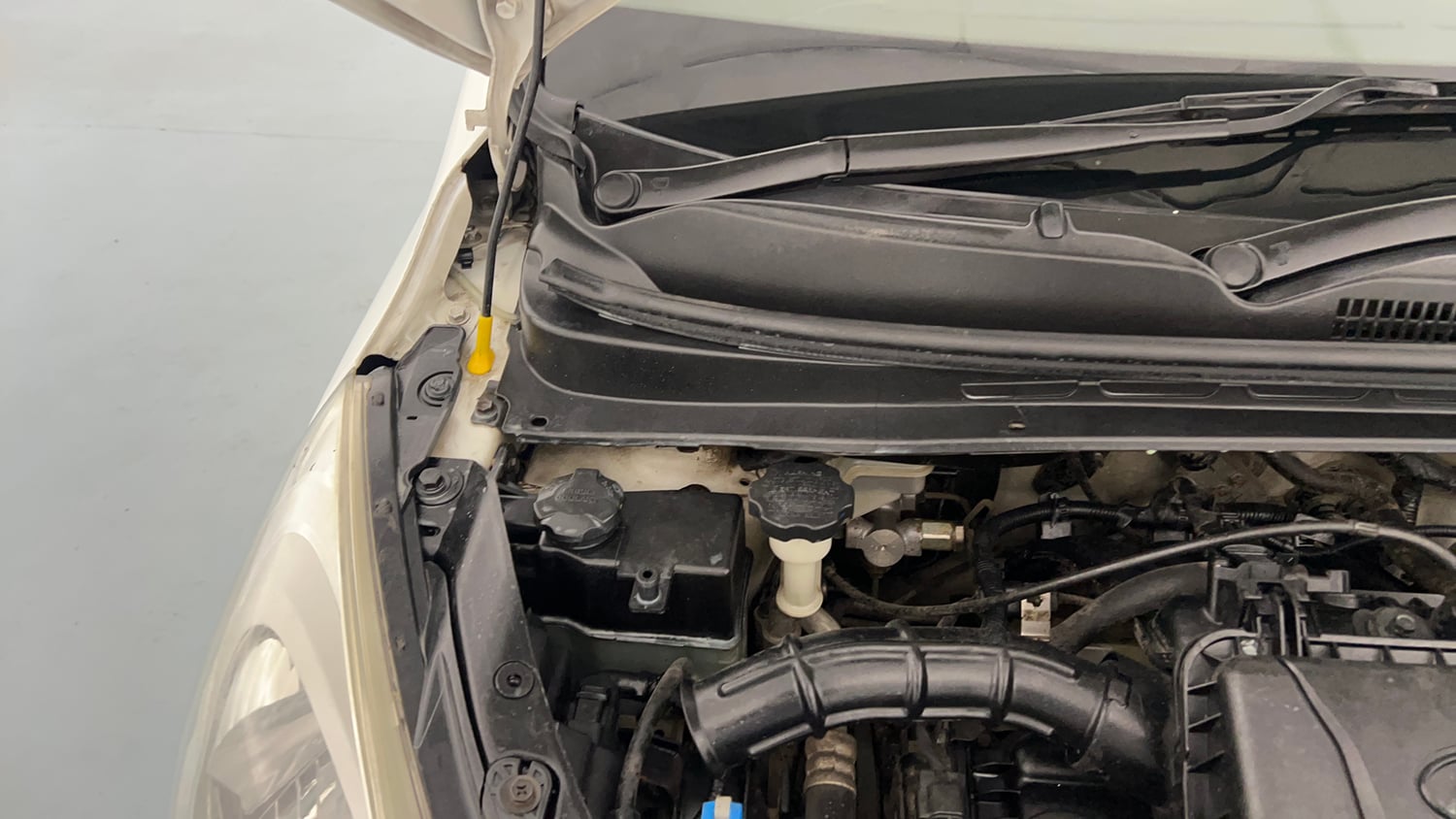 Used 2014 Hyundai i10 Sportz 1.1 iRDE2 Petrol Manual engine ENGINE RIGHT SIDE HINGE & APRON VIEW