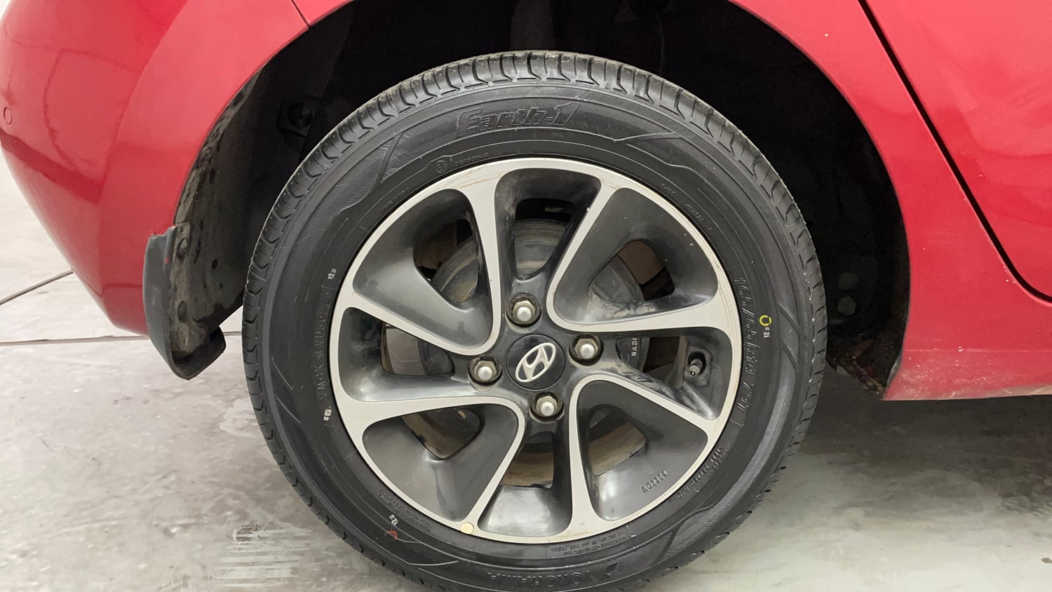 Used 2018 Hyundai Grand i10 Asta 1.2 Kappa VTVT Petrol Manual tyres RIGHT REAR TYRE RIM VIEW