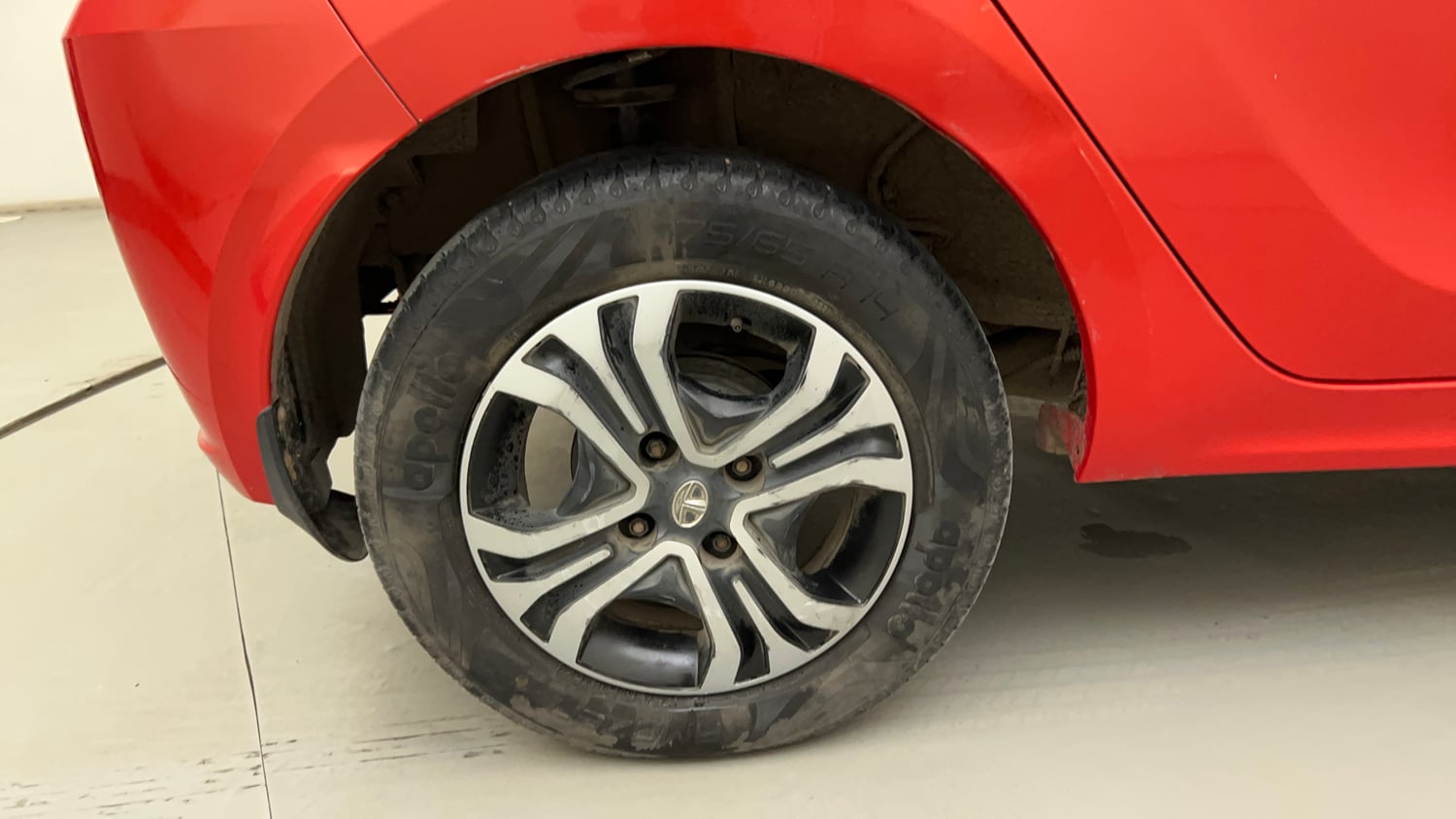 Used 2021 Tata Tiago XZ Petrol Manual tyres RIGHT REAR TYRE RIM VIEW