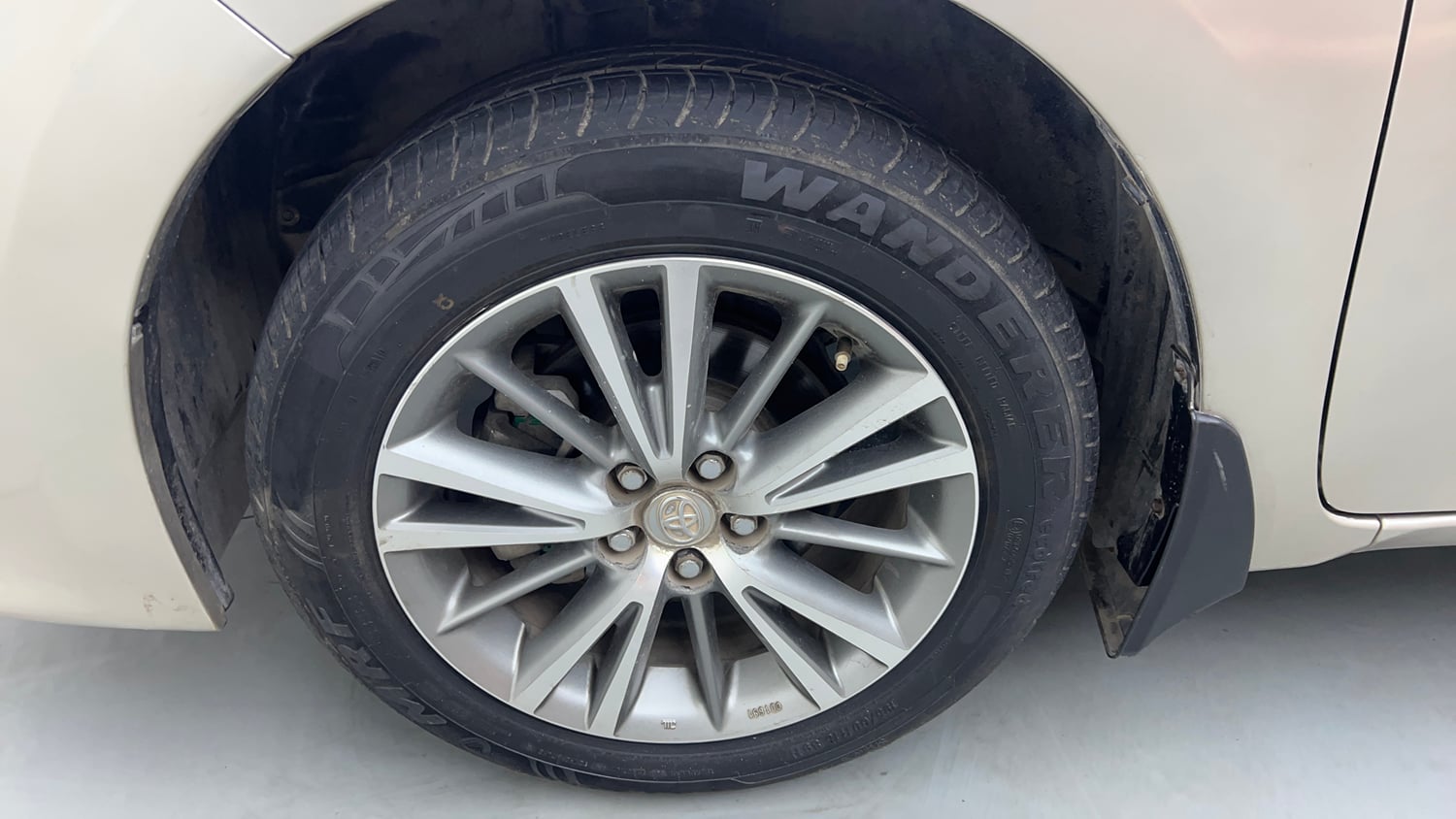 Used 2016 Toyota Corolla Altis VL AT Petrol Petrol Automatic tyres LEFT FRONT TYRE RIM VIEW