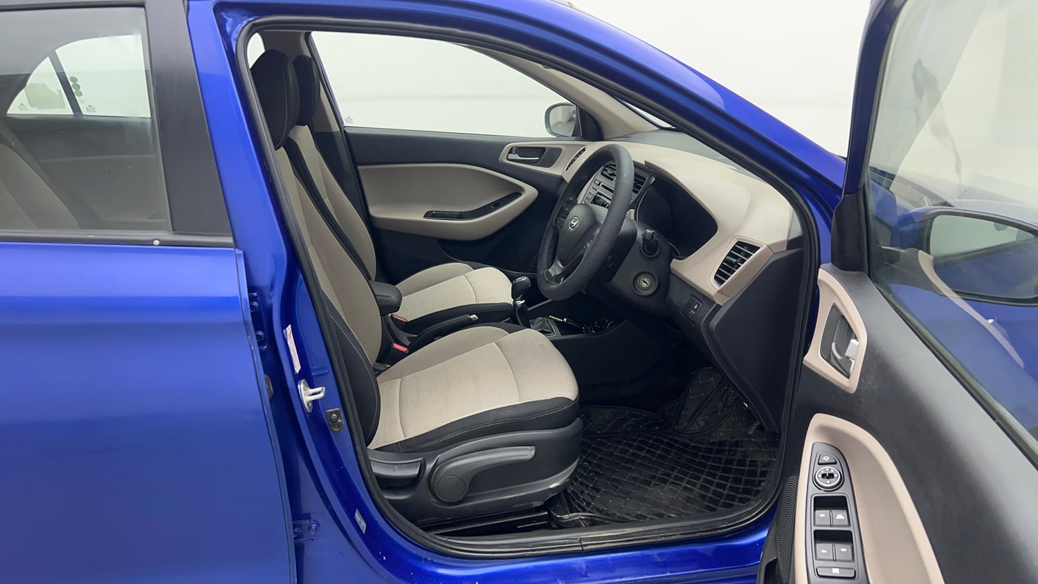 Used 2014 Hyundai Elite i20 Sportz 1.2 Petrol Manual interior RIGHT SIDE FRONT DOOR CABIN VIEW