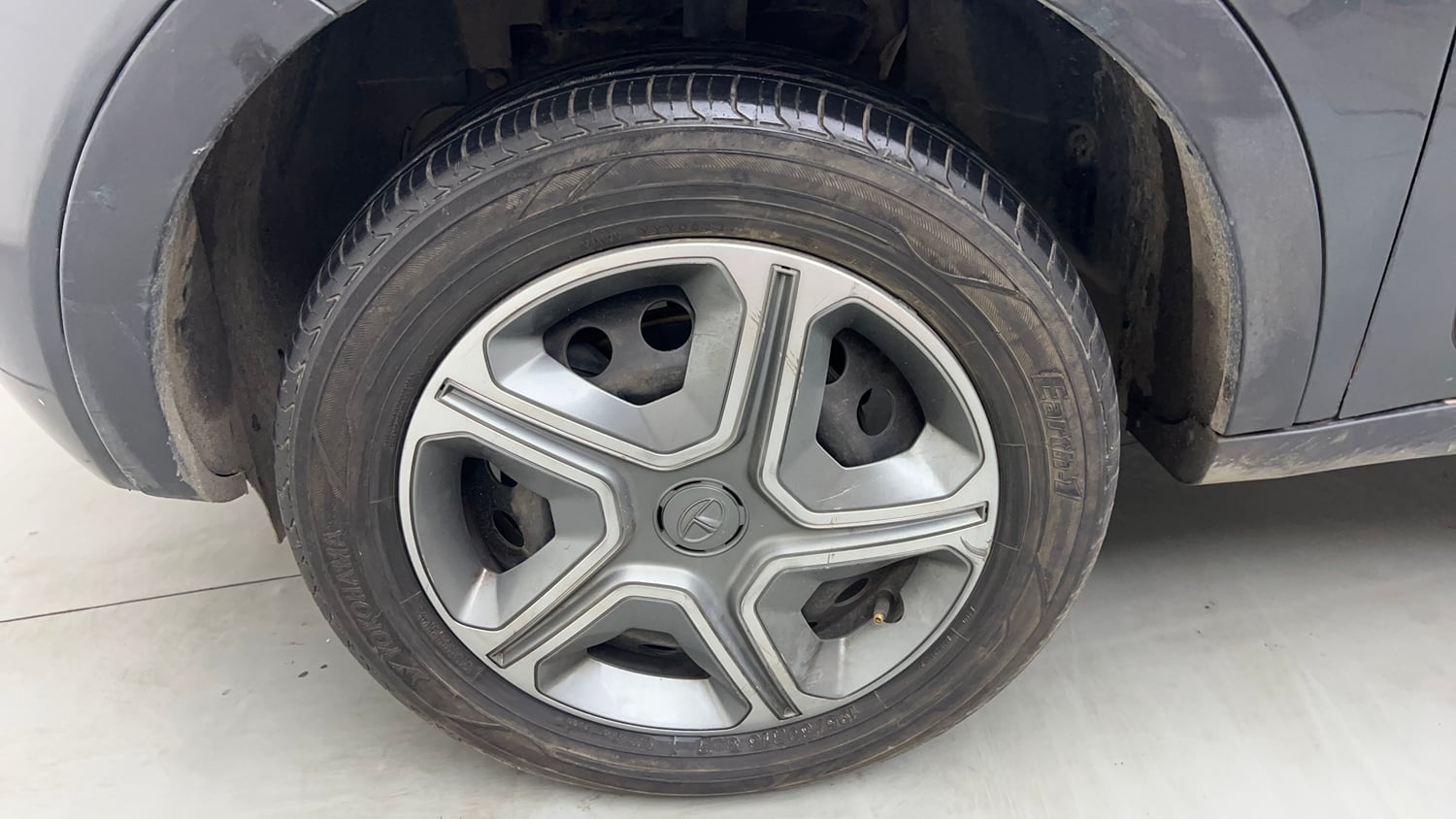 Used 2018 Tata Nexon XM Petrol Manual tyres LEFT FRONT TYRE RIM VIEW