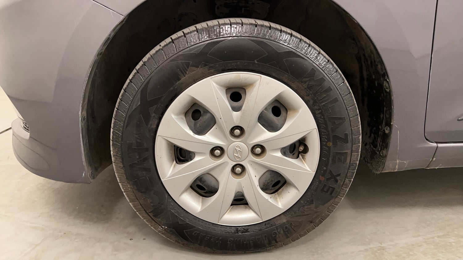 Used 2015 Hyundai Elite i20 Sportz 1.2 Petrol Manual tyres LEFT FRONT TYRE RIM VIEW