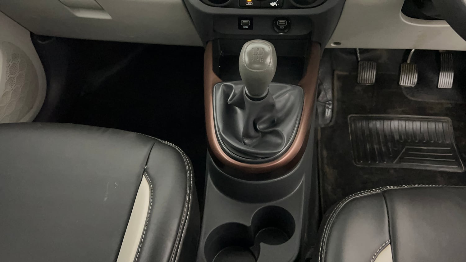 Used 2022 Hyundai Aura S 1.2 CNG Cng Manual interior GEAR  KNOB VIEW