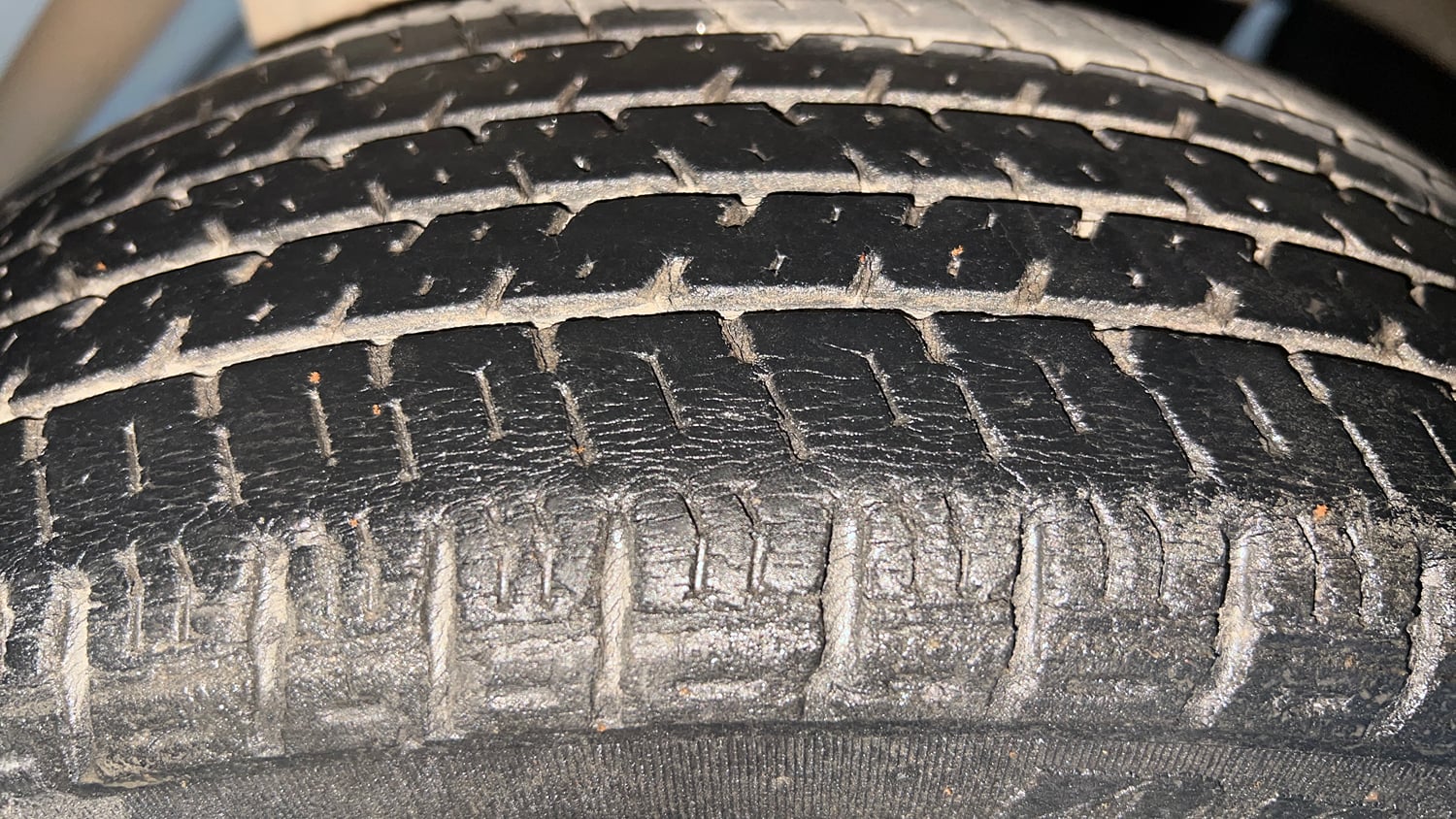 Used 2017 maruti-suzuki Alto K10 VXi (O) AMT Petrol Automatic tyres RIGHT REAR TYRE TREAD VIEW