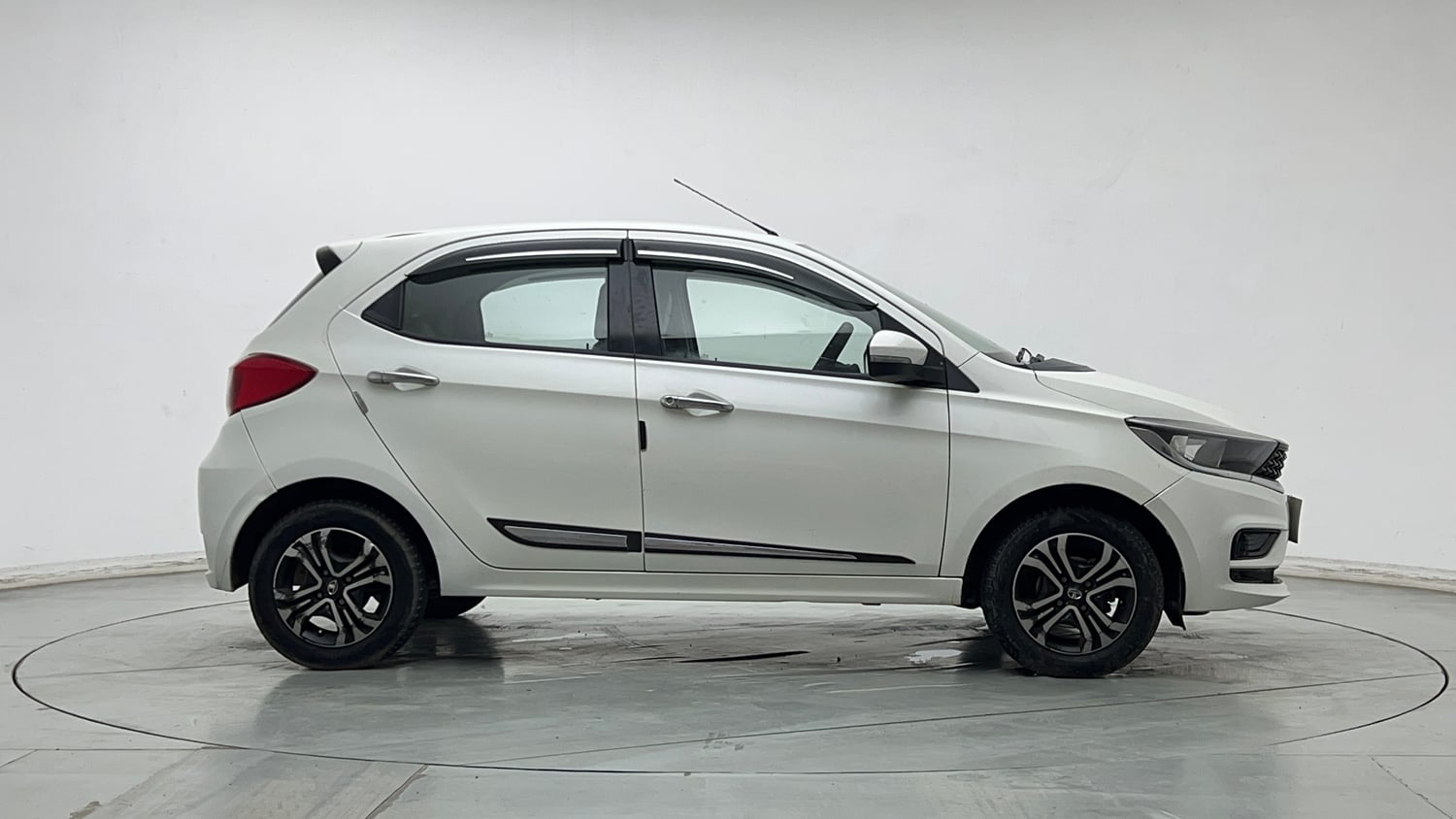 Used 2020 Tata Tiago XZA Petrol Automatic exterior RIGHT SIDE VIEW