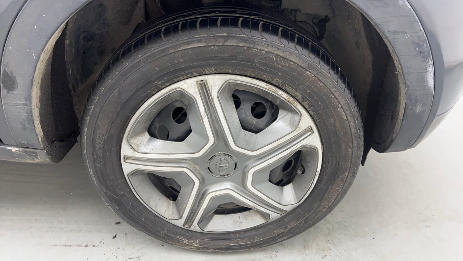 Used 2018 Tata Nexon XM Petrol Manual tyres RIGHT FRONT TYRE RIM VIEW