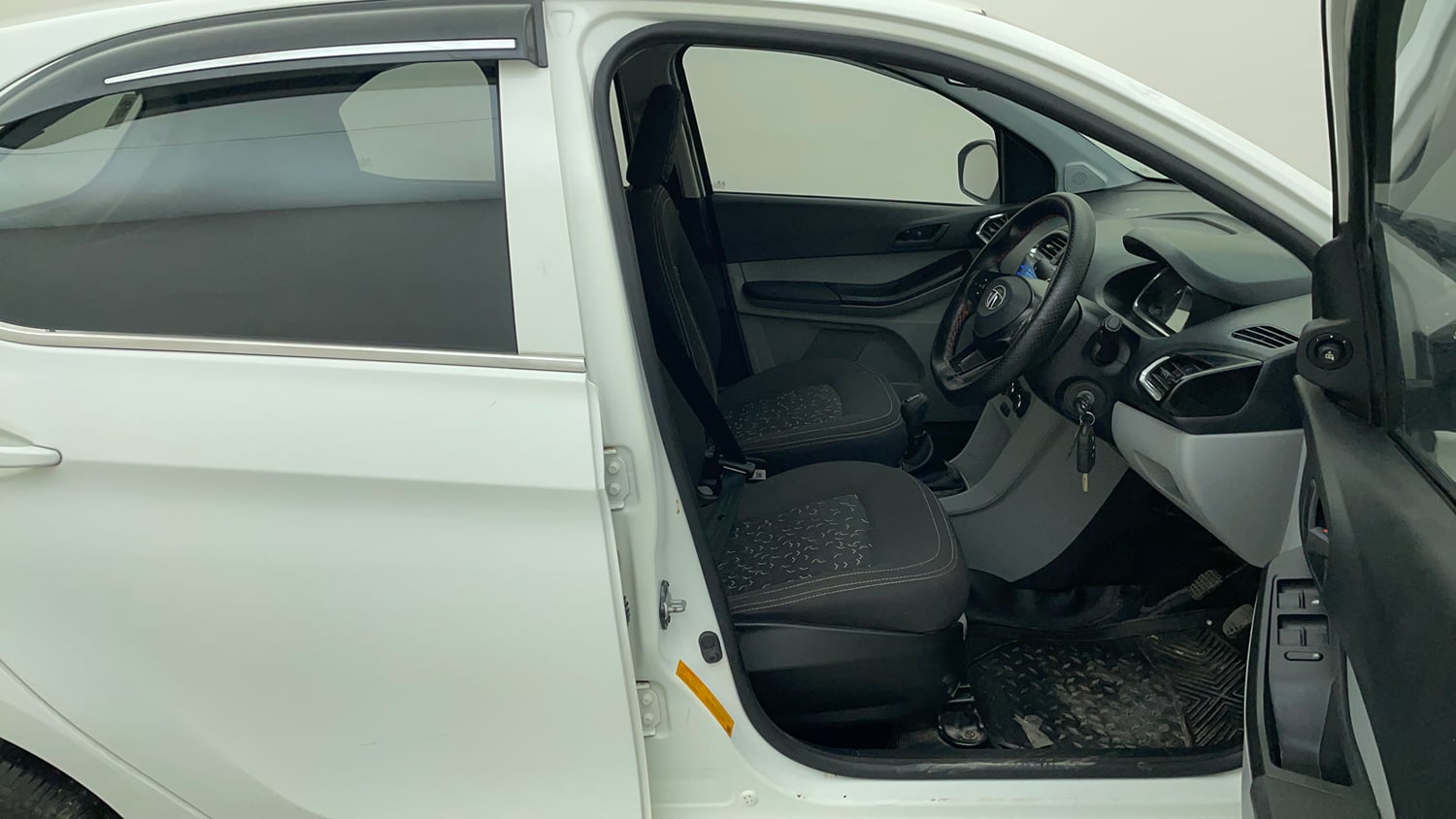 Used 2023 Tata Tiago XT (O) Petrol Manual interior RIGHT SIDE FRONT DOOR CABIN VIEW