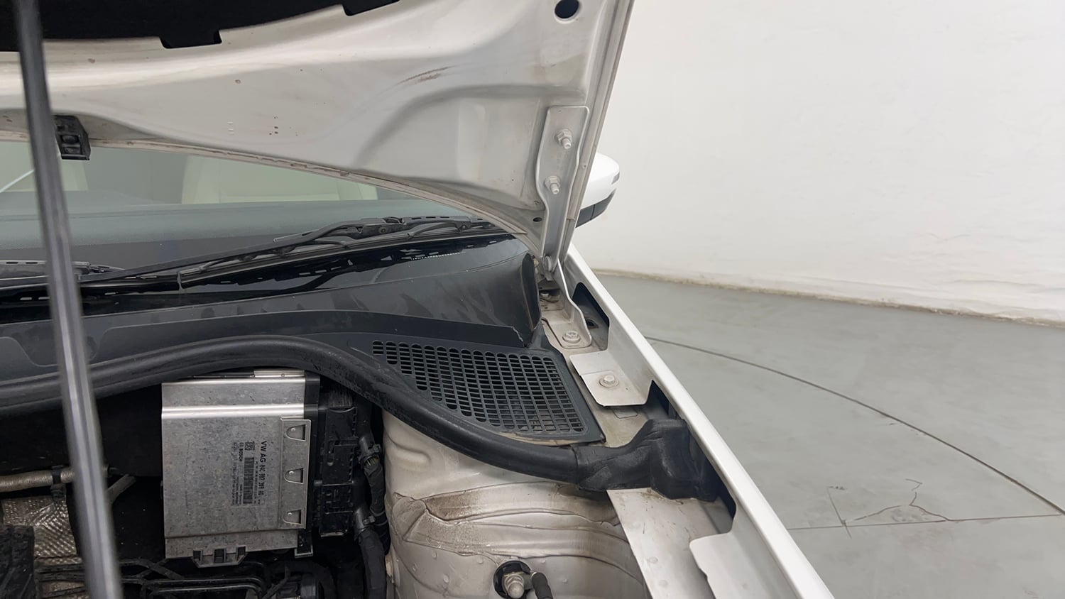 Used 2022 Volkswagen Vento Highline Plus 1.0L TSI Automatic Petrol Automatic engine ENGINE LEFT SIDE HINGE & APRON VIEW