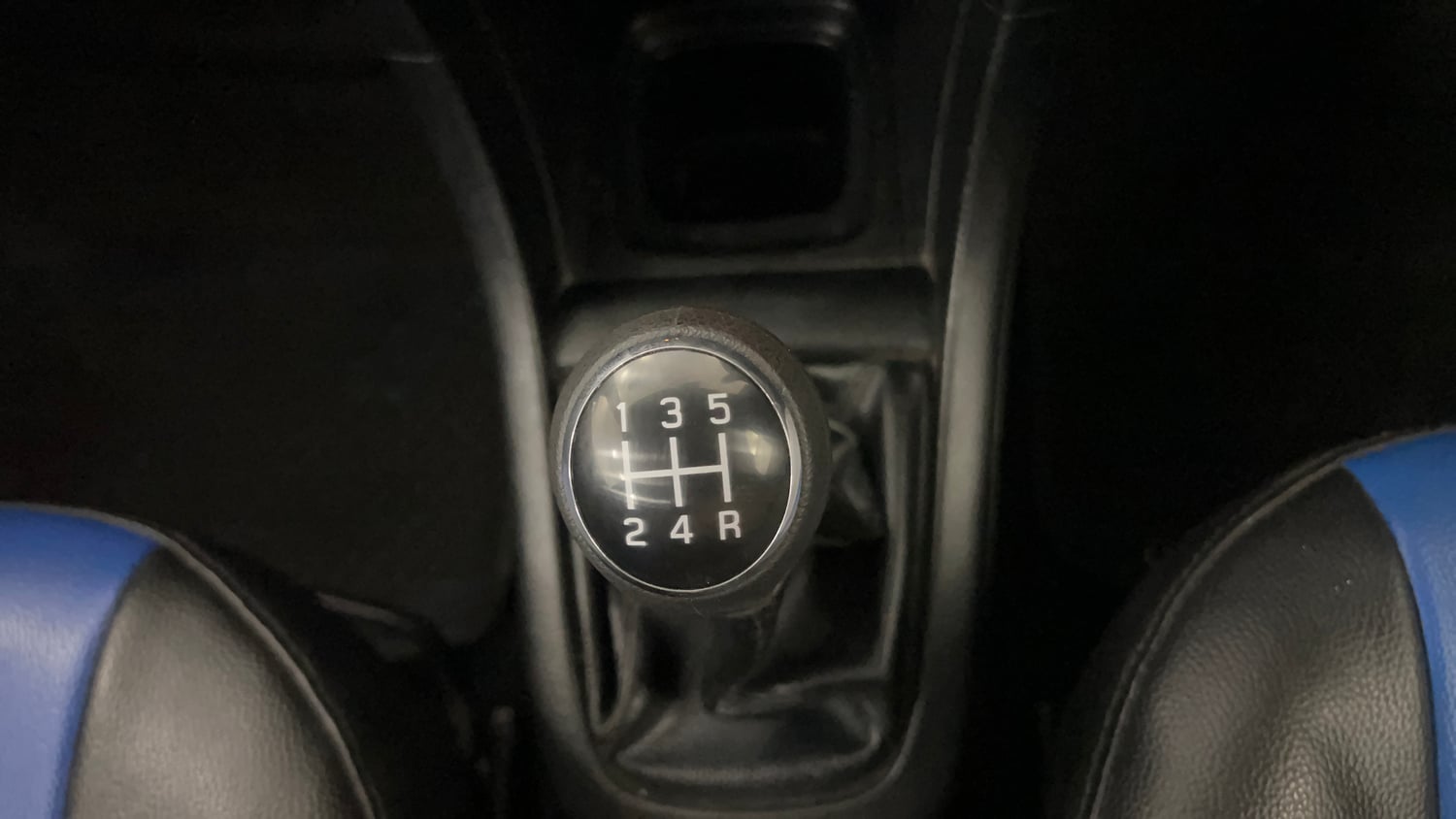 Used 2013 Maruti Suzuki Swift VXi Petrol Manual interior GEAR  KNOB VIEW