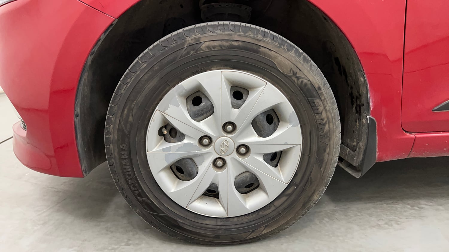 Used 2016 Hyundai Elite i20 Sportz 1.2 Petrol Manual tyres LEFT FRONT TYRE RIM VIEW