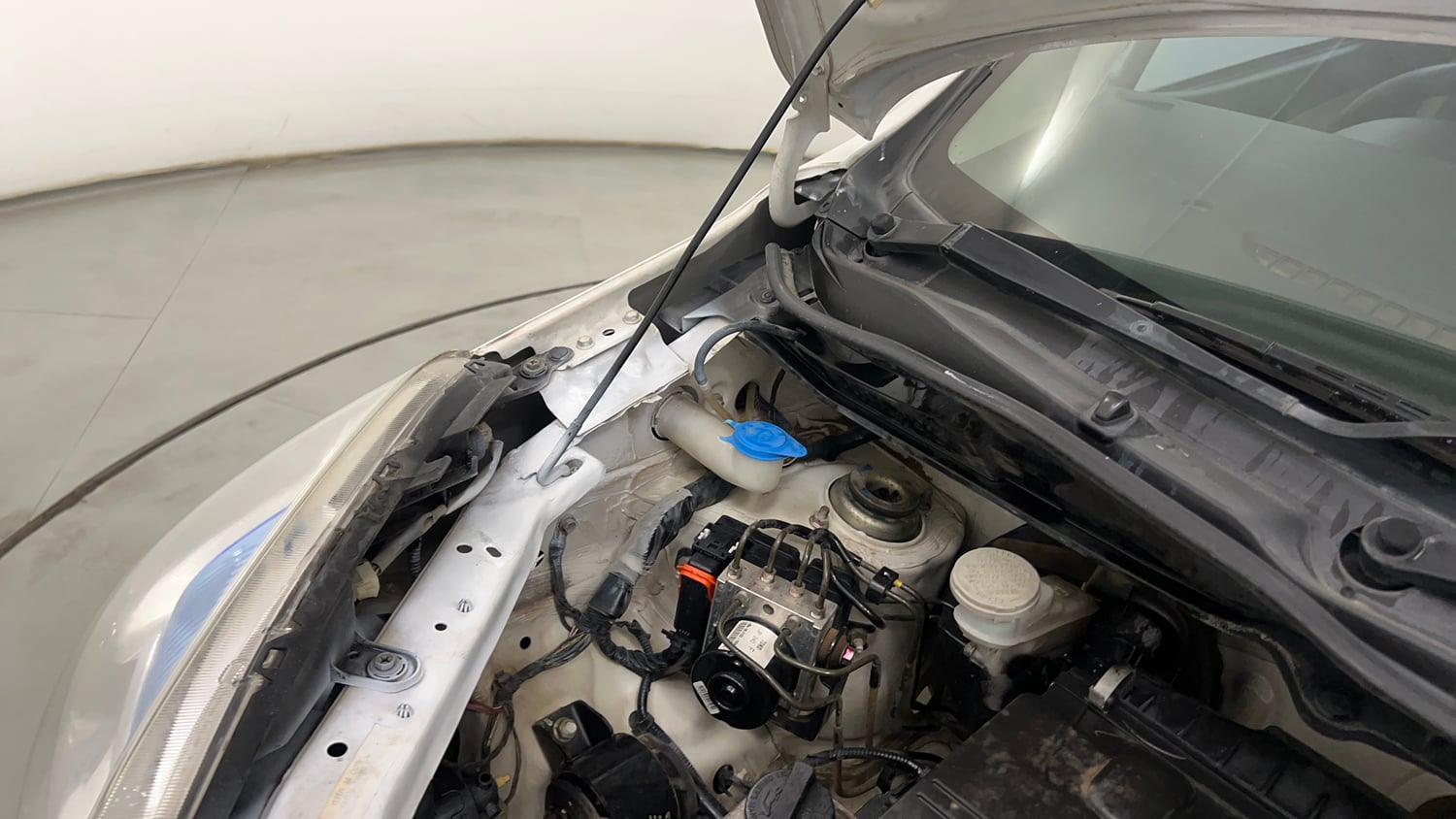 Used 2017 Maruti Suzuki Wagon R 1.0 VXI AMT (O) Petrol Automatic engine ENGINE RIGHT SIDE HINGE & APRON VIEW