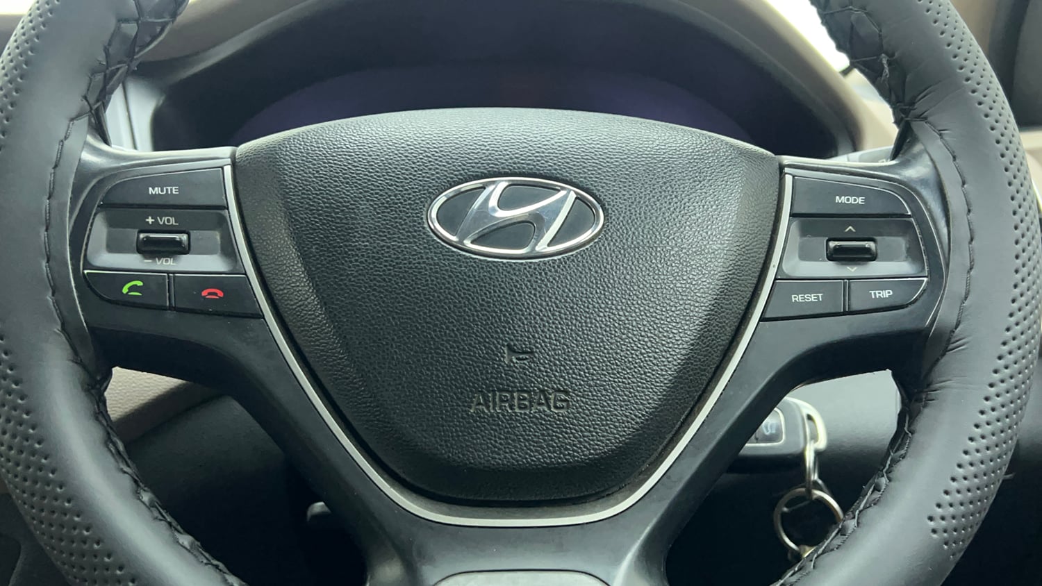 Used 2014 Hyundai Elite i20 Sportz 1.2 Petrol Manual top_features Steering mounted controls