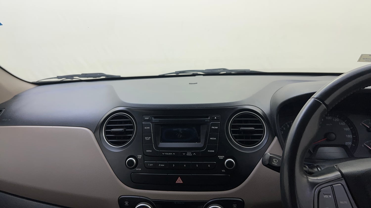 Used 2015 Hyundai Xcent SX 1.2 (O) Petrol Manual top_features Integrated (in-dash) music system