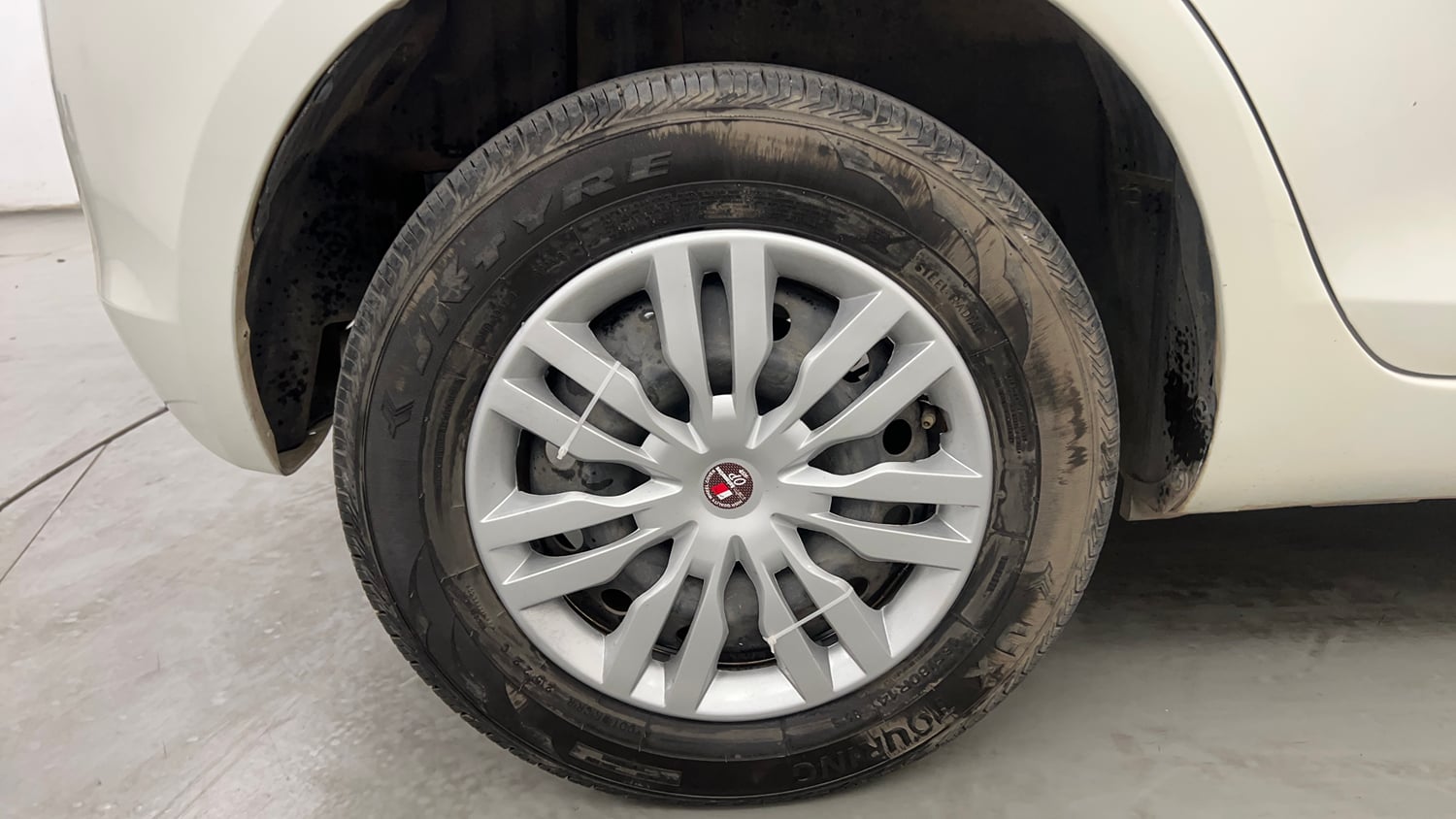Used 2013 Maruti Suzuki Swift VXi Petrol Manual tyres RIGHT REAR TYRE RIM VIEW