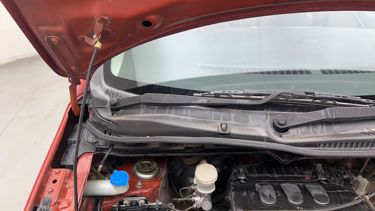Used 2017 Maruti Suzuki Wagon R LXI CNG Cng Manual engine ENGINE RIGHT SIDE HINGE & APRON VIEW