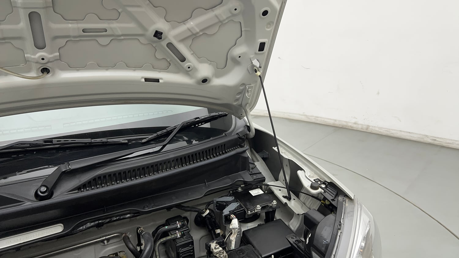 Used 2025 Maruti Suzuki S-Presso Lxi (O) Petrol Manual engine ENGINE LEFT SIDE HINGE & APRON VIEW
