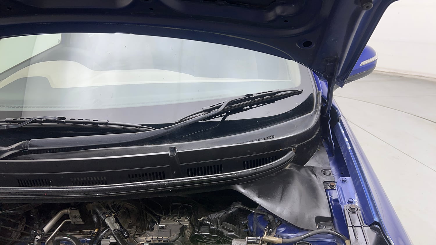 Used 2014 Hyundai Elite i20 Sportz 1.2 Petrol Manual engine ENGINE LEFT SIDE HINGE & APRON VIEW