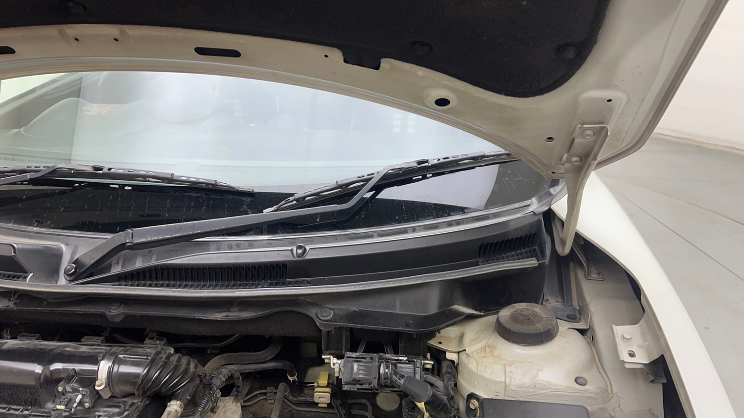 Used 2021 Maruti Suzuki Swift VXi Petrol Manual engine ENGINE LEFT SIDE HINGE & APRON VIEW