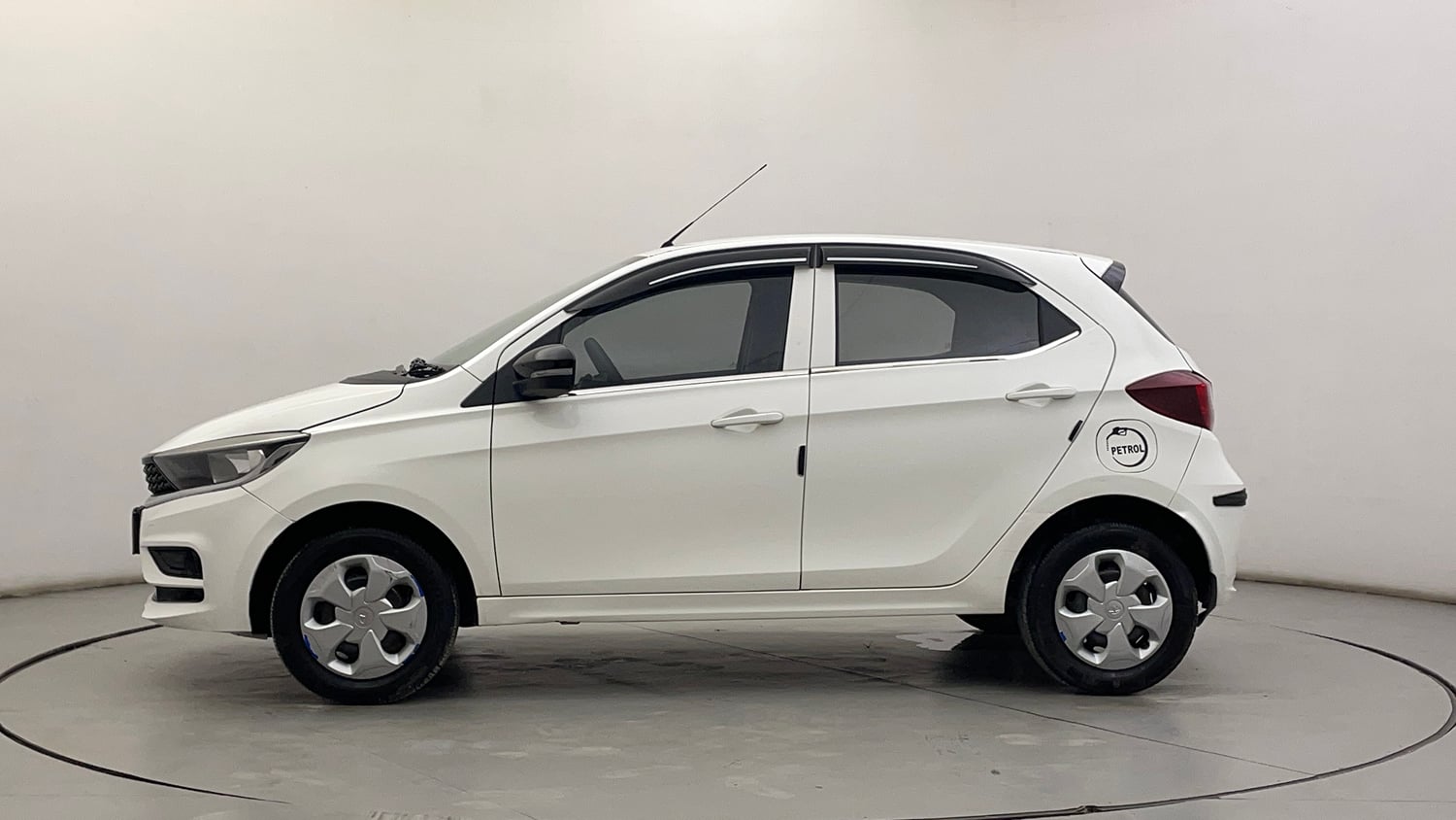 Used 2023 Tata Tiago XT (O) Petrol Manual exterior LEFT SIDE VIEW