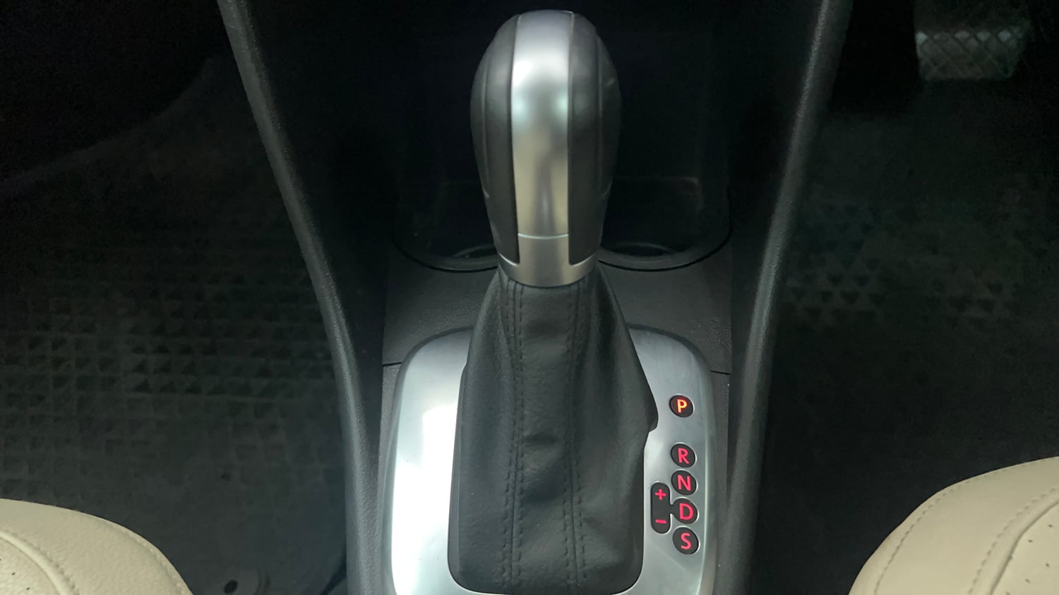 Used 2022 Volkswagen Vento Highline Plus 1.0L TSI Automatic Petrol Automatic interior GEAR  KNOB VIEW