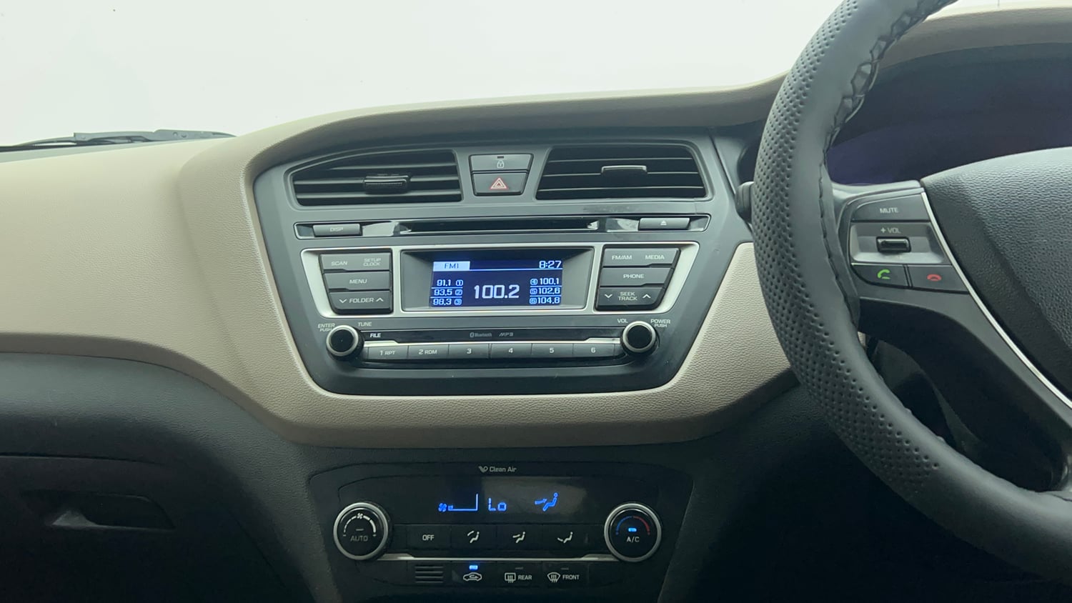 Used 2014 Hyundai Elite i20 Sportz 1.2 Petrol Manual top_features Integrated (in-dash) music system