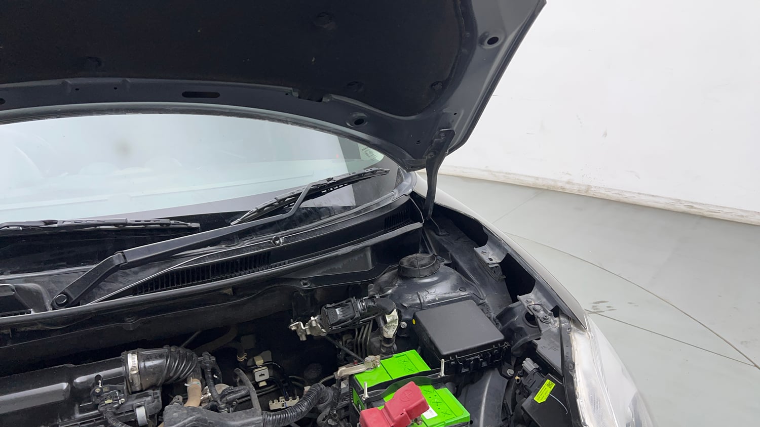 Used 2023 Maruti Suzuki Swift LXi Petrol Manual engine ENGINE LEFT SIDE HINGE & APRON VIEW
