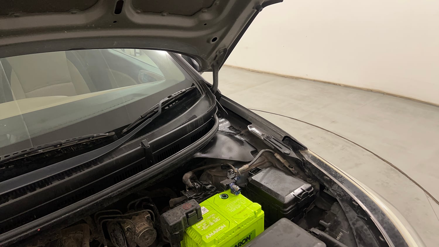 Used 2015 Hyundai Elite i20 Sportz 1.2 Petrol Manual engine ENGINE LEFT SIDE HINGE & APRON VIEW
