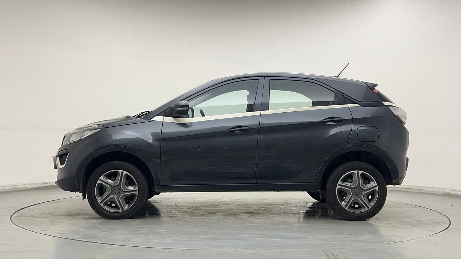 Used 2018 Tata Nexon XM Petrol Manual exterior LEFT SIDE VIEW