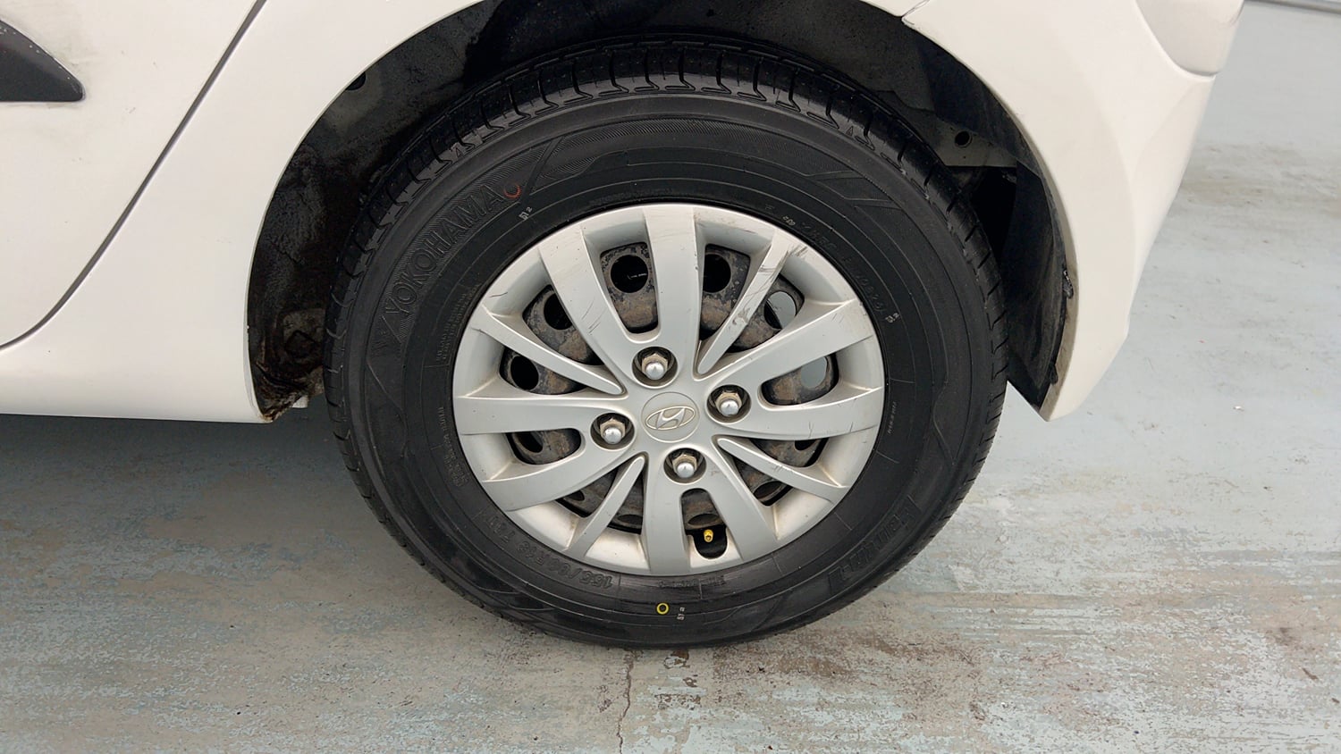 Used 2014 Hyundai i10 Sportz 1.1 iRDE2 Petrol Manual tyres LEFT REAR TYRE RIM VIEW