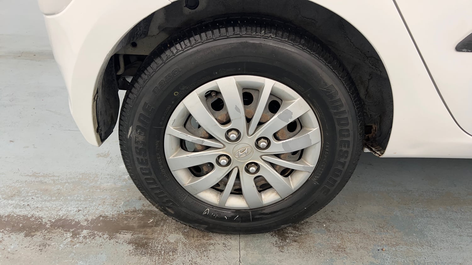 Used 2014 Hyundai i10 Sportz 1.1 iRDE2 Petrol Manual tyres RIGHT REAR TYRE RIM VIEW