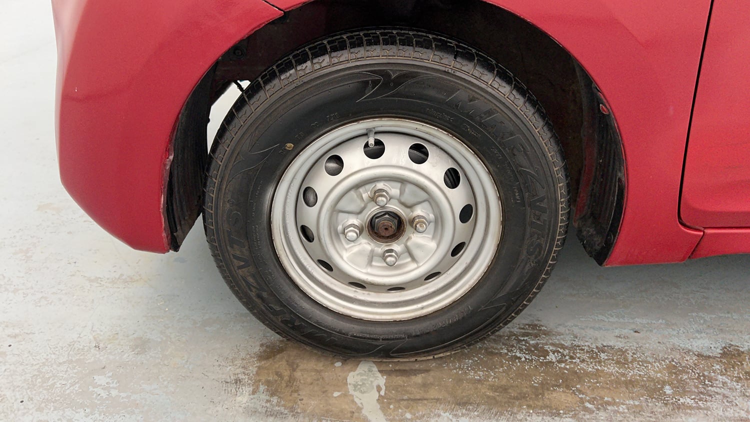 Used 2015 Hyundai Eon Era + Petrol Manual tyres LEFT FRONT TYRE RIM VIEW