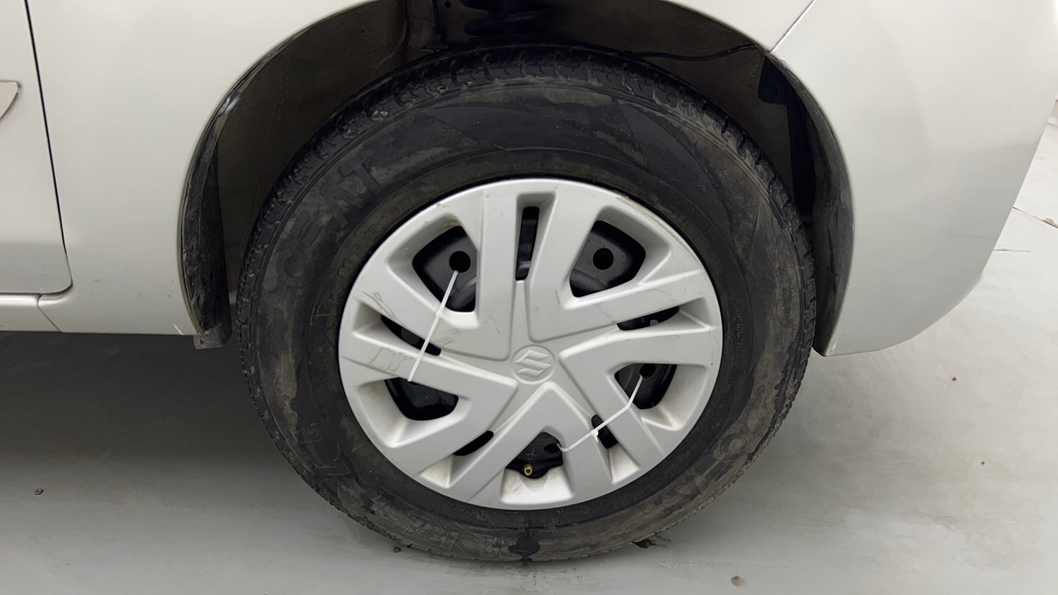 Used 2022 Maruti Suzuki Alto 800 LXi (O) Petrol Manual tyres RIGHT FRONT TYRE RIM VIEW
