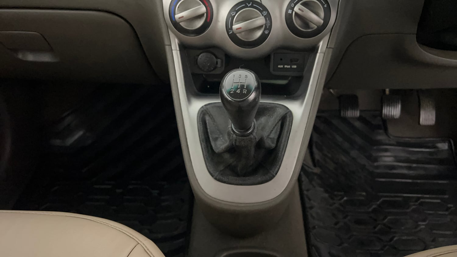 Used 2014 Hyundai i10 Sportz 1.1 iRDE2 Petrol Manual interior GEAR  KNOB VIEW