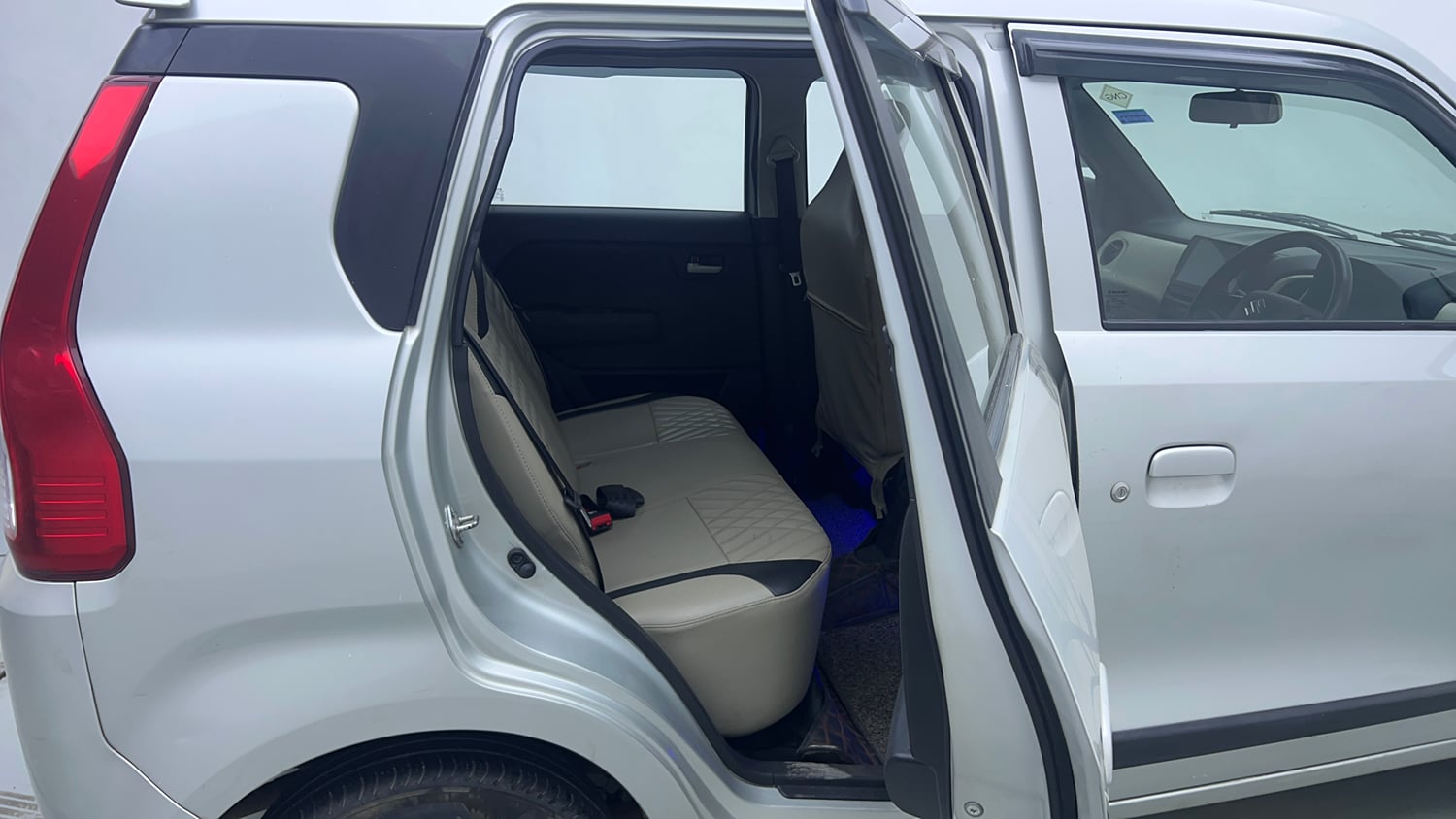 Used 2022 Maruti Suzuki Wagon R VXI 1.0 CNG Cng Manual interior RIGHT SIDE REAR DOOR CABIN VIEW