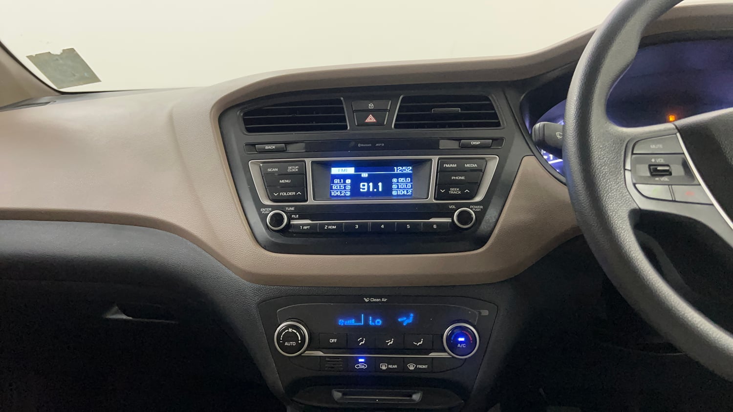 Used 2016 Hyundai Elite i20 Sportz 1.2 Petrol Manual interior MUSIC SYSTEM & AC CONTROL VIEW