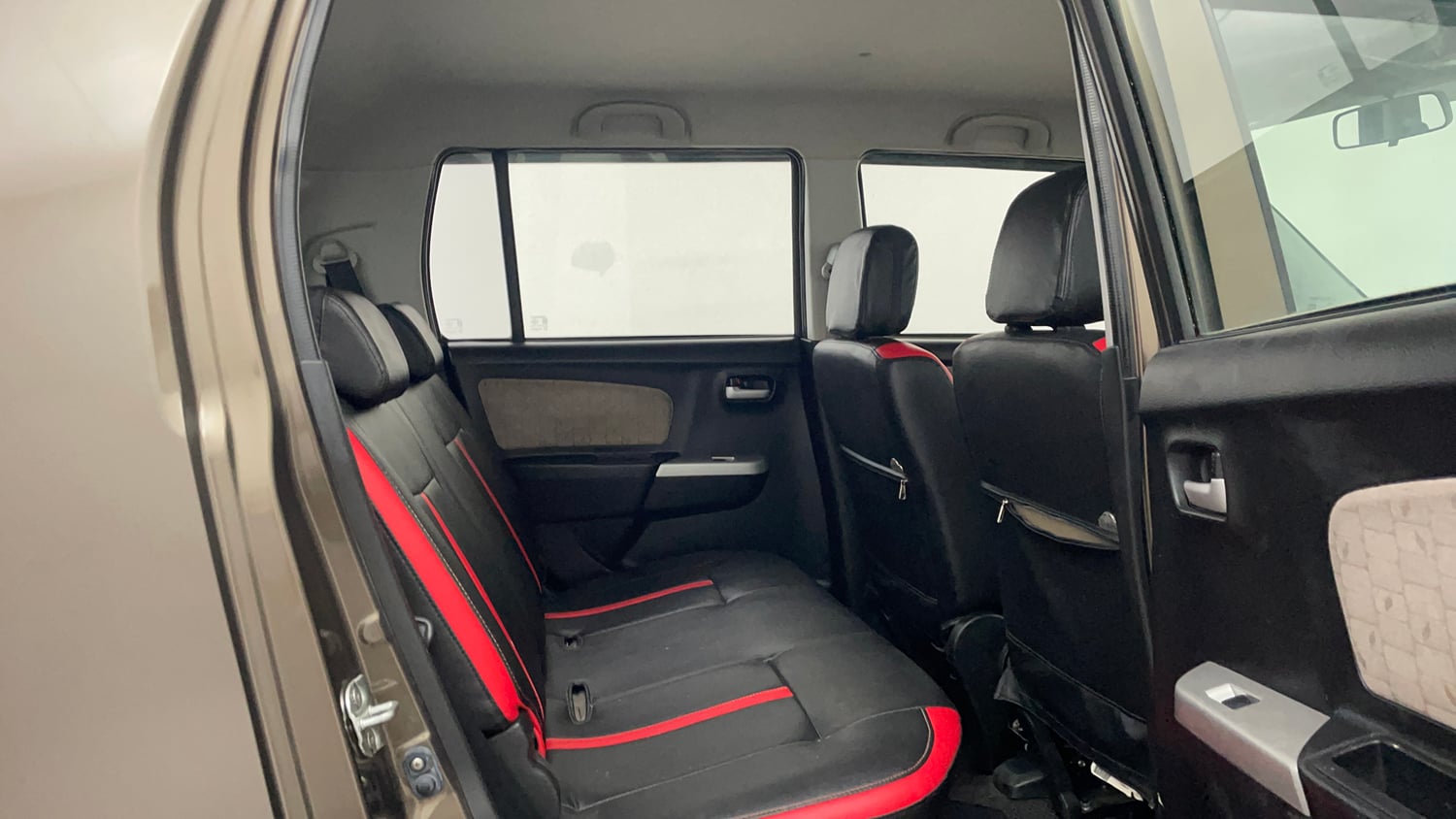 Used 2015 Maruti Suzuki Wagon R VXI Petrol Manual interior RIGHT SIDE REAR DOOR CABIN VIEW