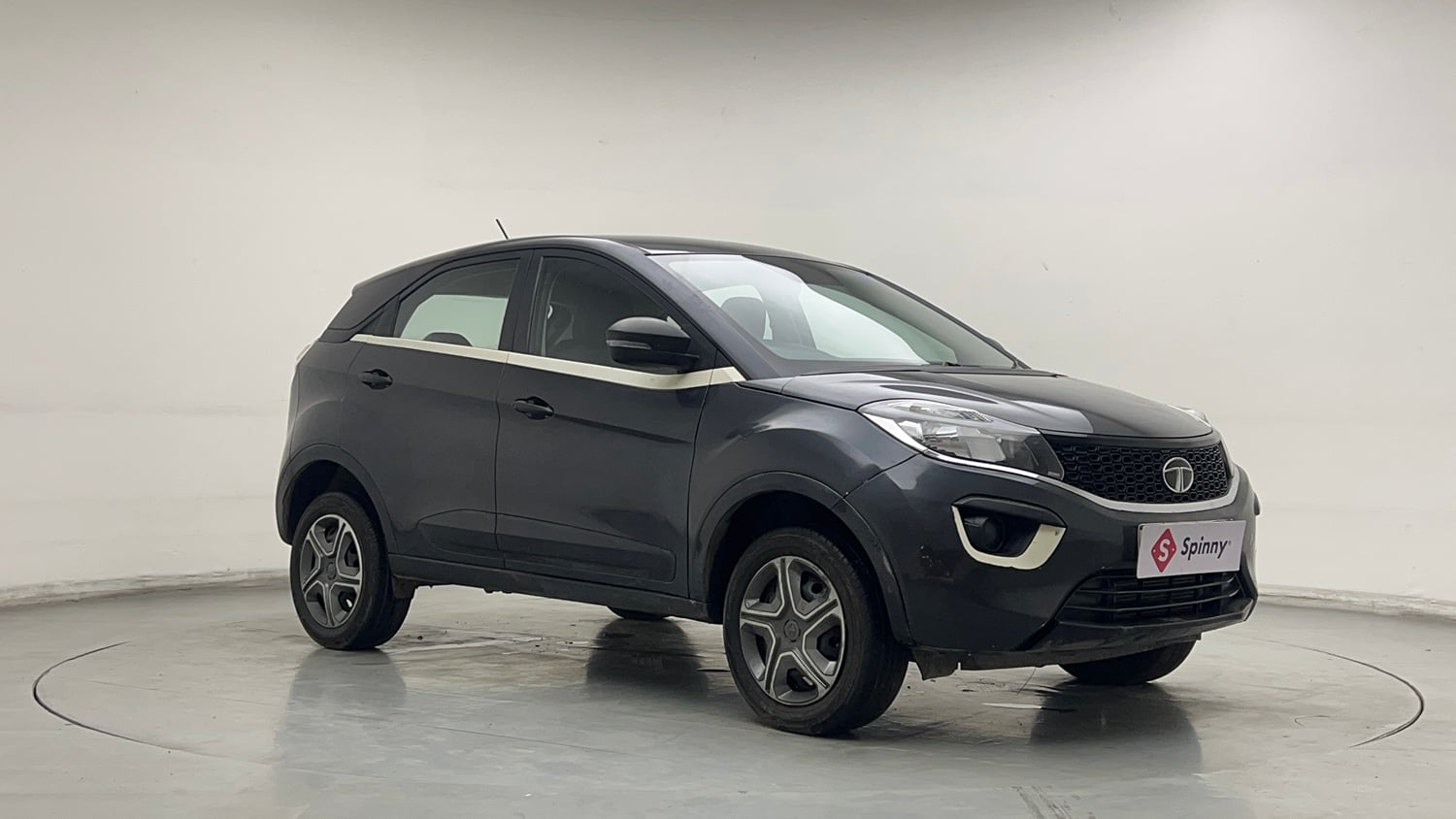 Used 2018 Tata Nexon XM Petrol Manual exterior RIGHT FRONT CORNER VIEW
