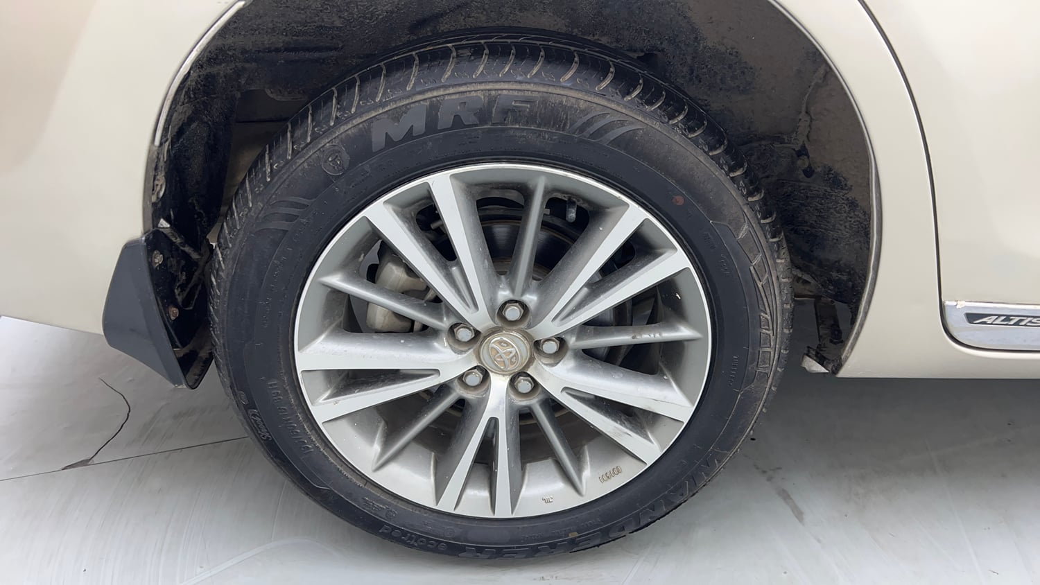Used 2016 Toyota Corolla Altis VL AT Petrol Petrol Automatic tyres RIGHT REAR TYRE RIM VIEW