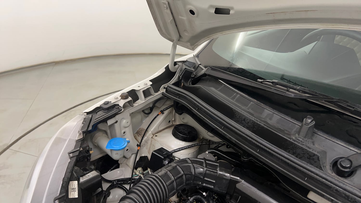 Used 2023 Maruti Suzuki Wagon R ZXI 1.2 Petrol Manual engine ENGINE RIGHT SIDE HINGE & APRON VIEW