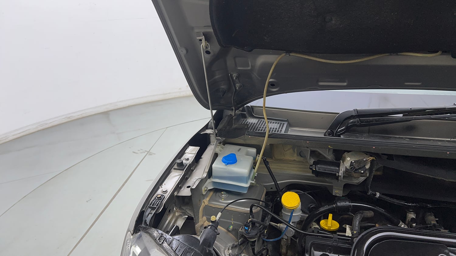 Used 2019 Renault Kwid 1.0 RXT AMT Opt Petrol Automatic engine ENGINE RIGHT SIDE HINGE & APRON VIEW