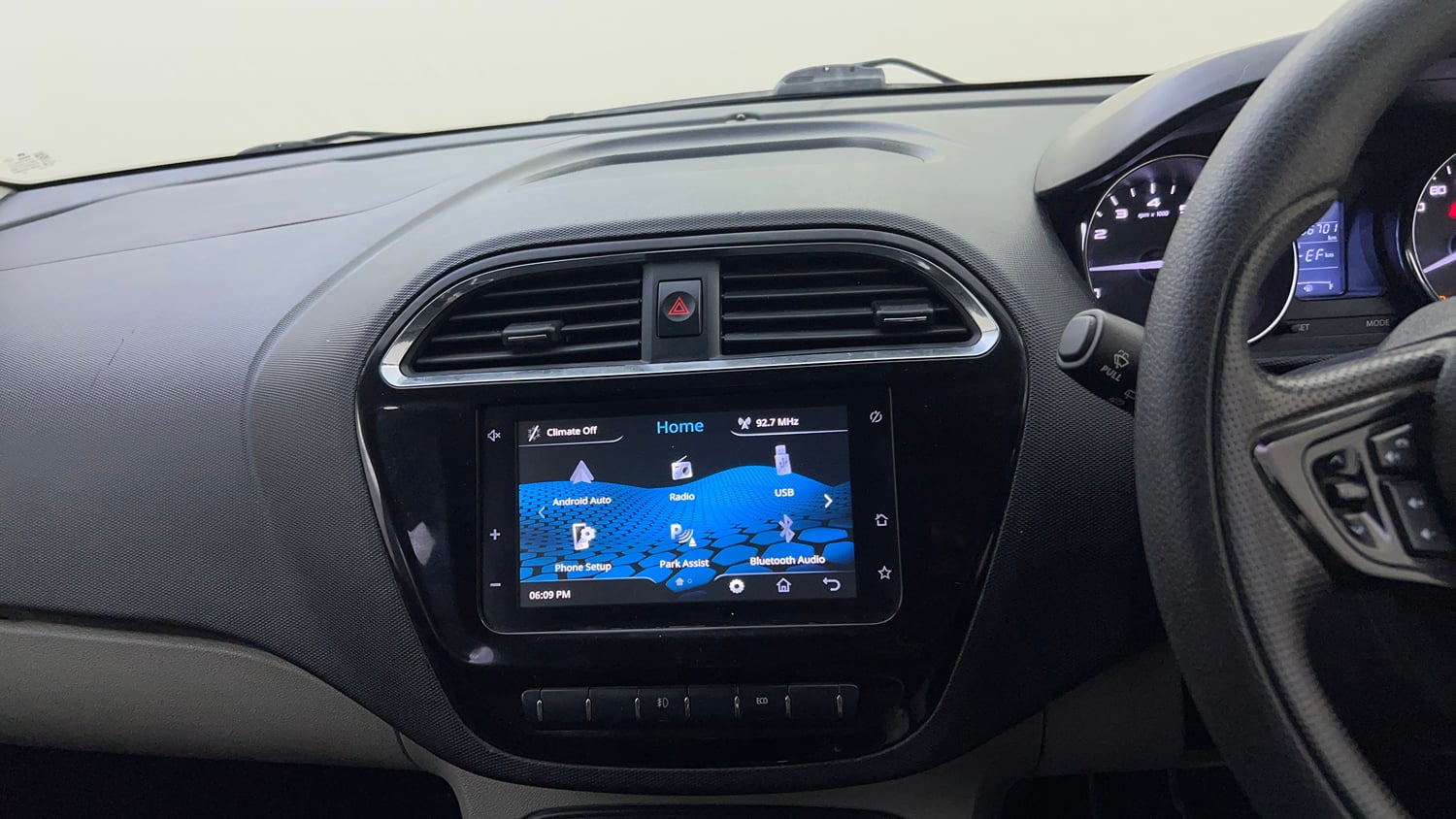 Used 2019 Tata Tiago Revotron XZ Plus Dual Tone Petrol Manual top_features Integrated (in-dash) music system