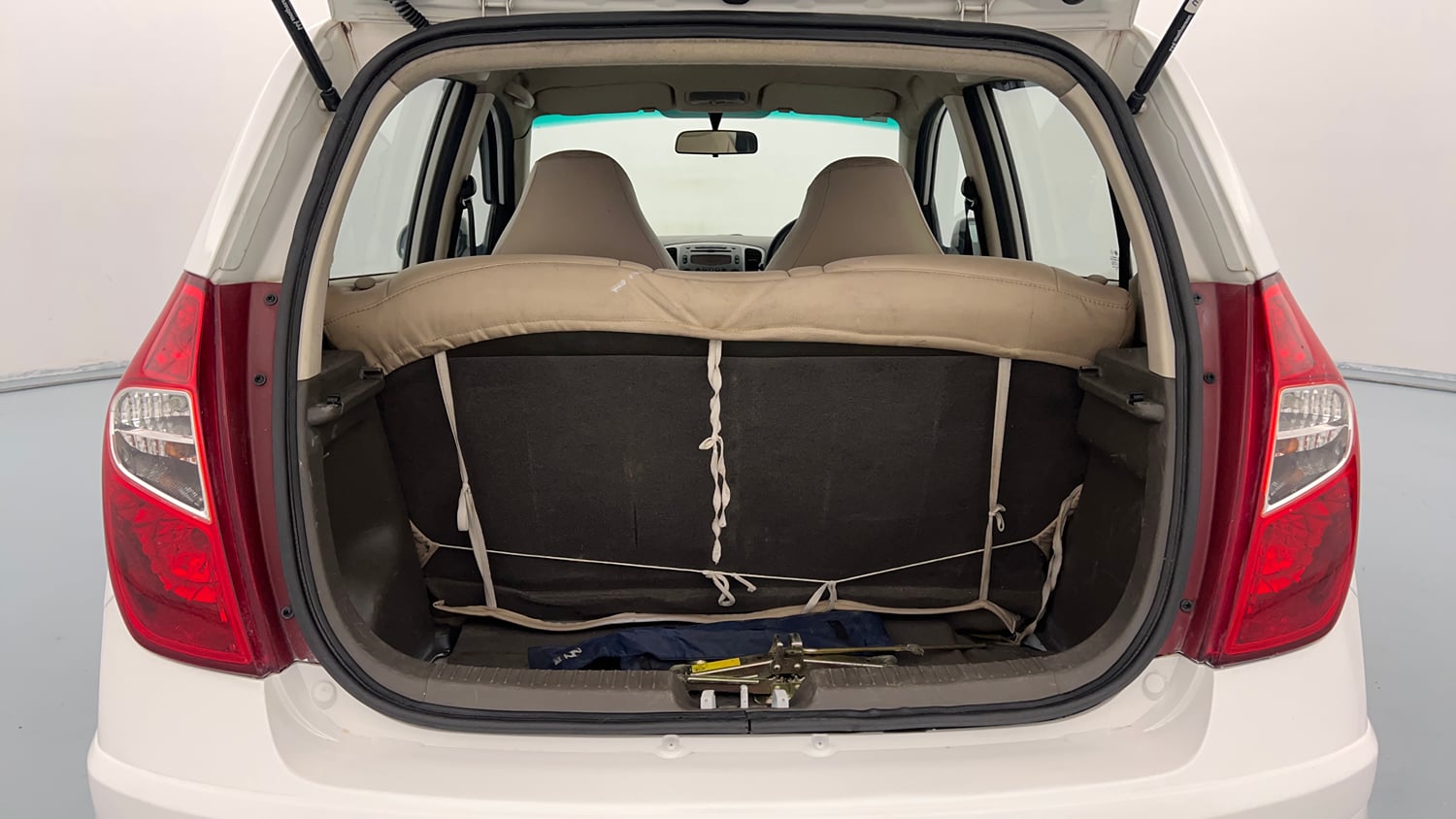 Used 2014 Hyundai i10 Sportz 1.1 iRDE2 Petrol Manual interior DICKY INSIDE VIEW