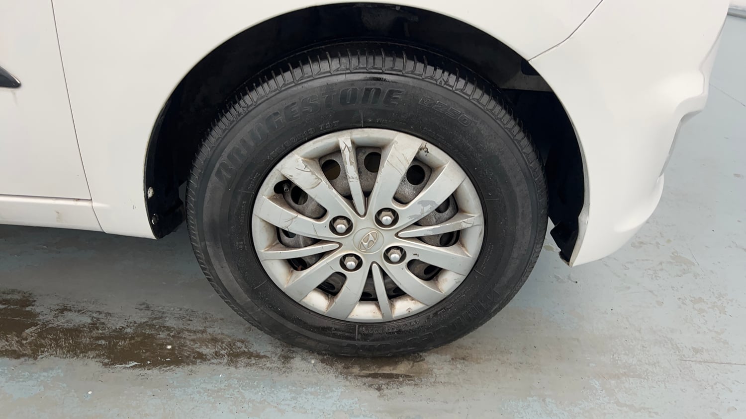 Used 2014 Hyundai i10 Sportz 1.1 iRDE2 Petrol Manual tyres RIGHT FRONT TYRE RIM VIEW