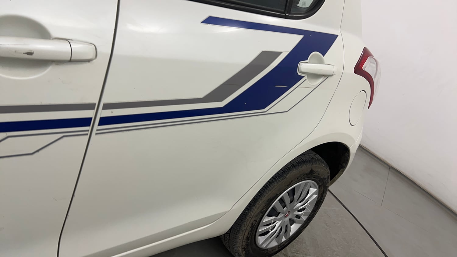 Used 2013 Maruti Suzuki Swift VXi Petrol Manual dents MINOR DENT