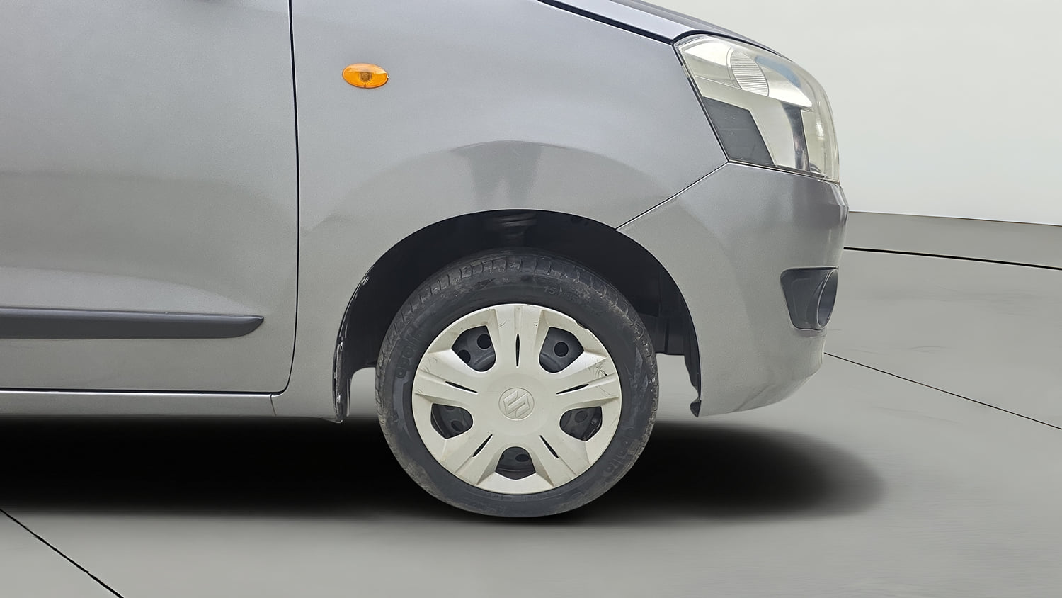 Used 2017 Maruti Suzuki Wagon R VXI Petrol Manual tyres RIGHT FRONT TYRE RIM VIEW
