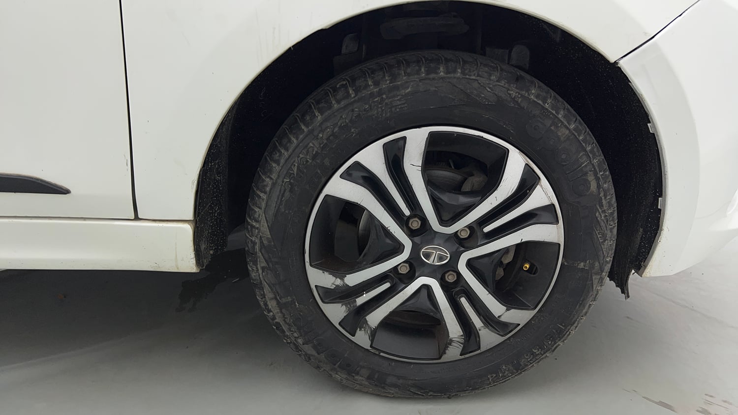 Used 2020 Tata Tiago XZA Petrol Automatic tyres RIGHT FRONT TYRE RIM VIEW